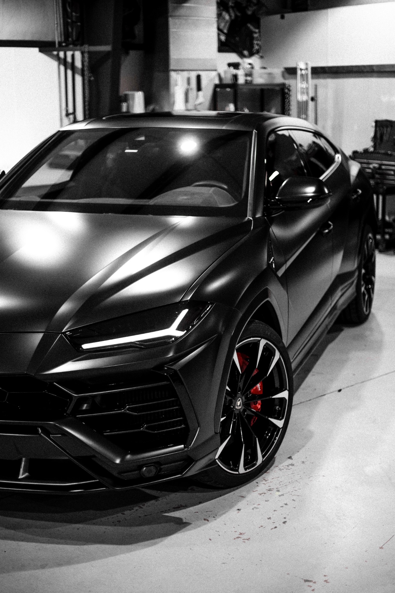 Overhead view of the Urus hood, front wheel, and sculpted side panels